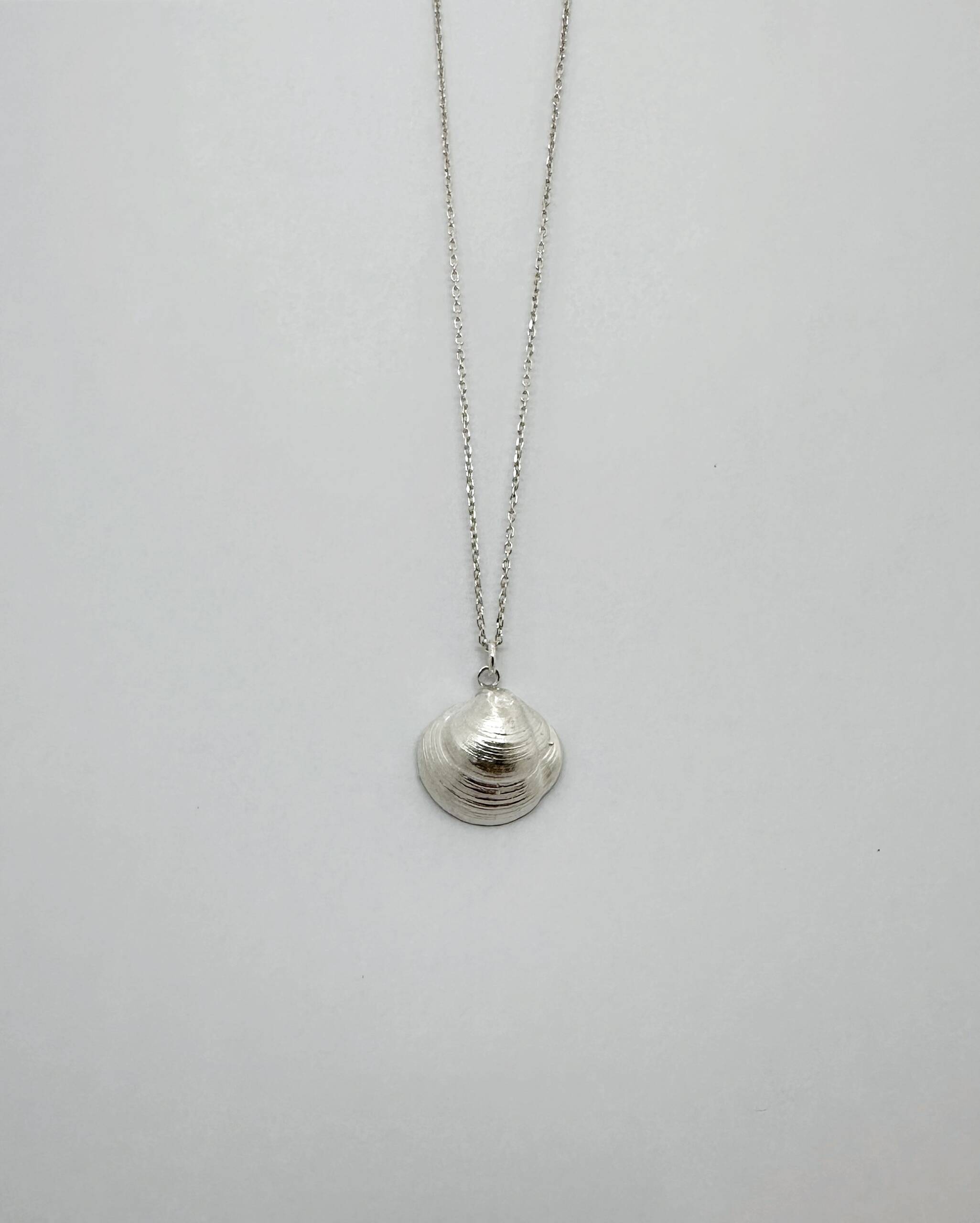 Colgante Sirea Mediano, plata 925 con forma de concha.