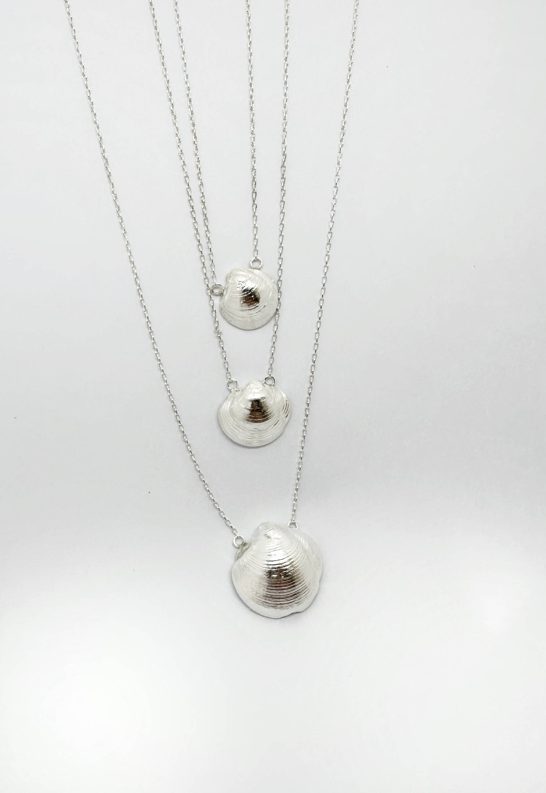 Colgante Sirea triple, plata 925 con 3 conchas de diferente medidas.