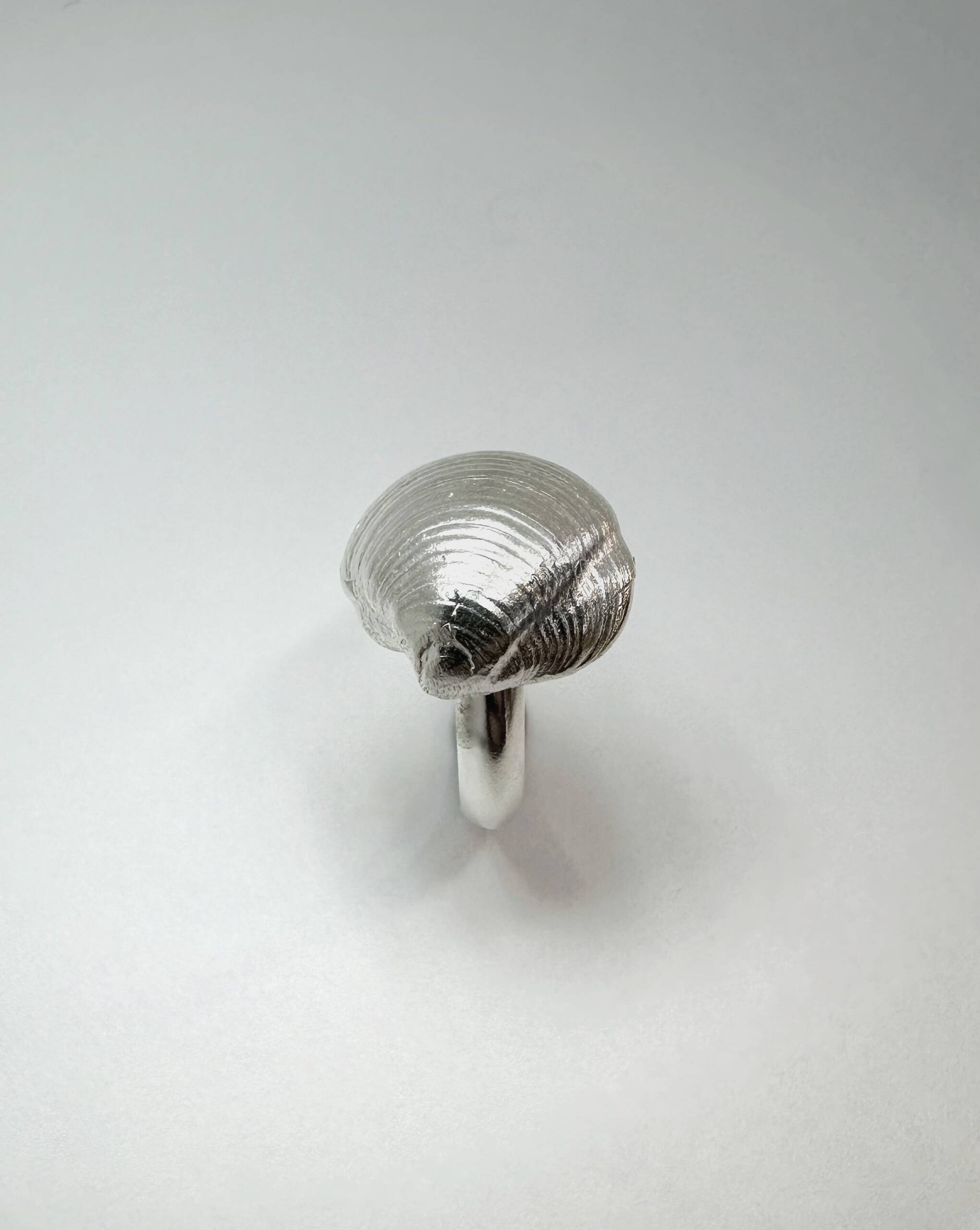 Anillo con forma de concha pequeña en plata 925, colección Sirea, hecho a mano