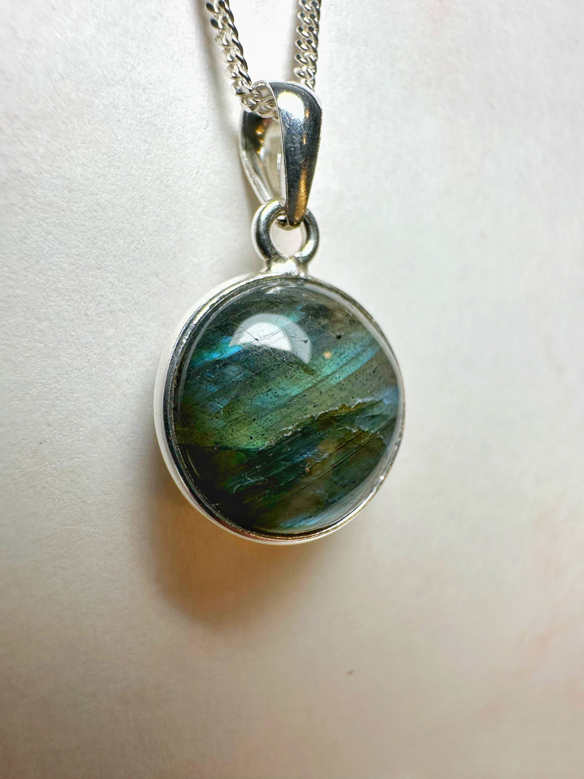 Colgante de plata con labradorita