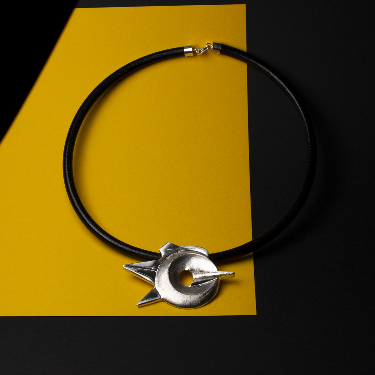 Colgante Onírica Círculo Pico hecho en plata 925 milésimas