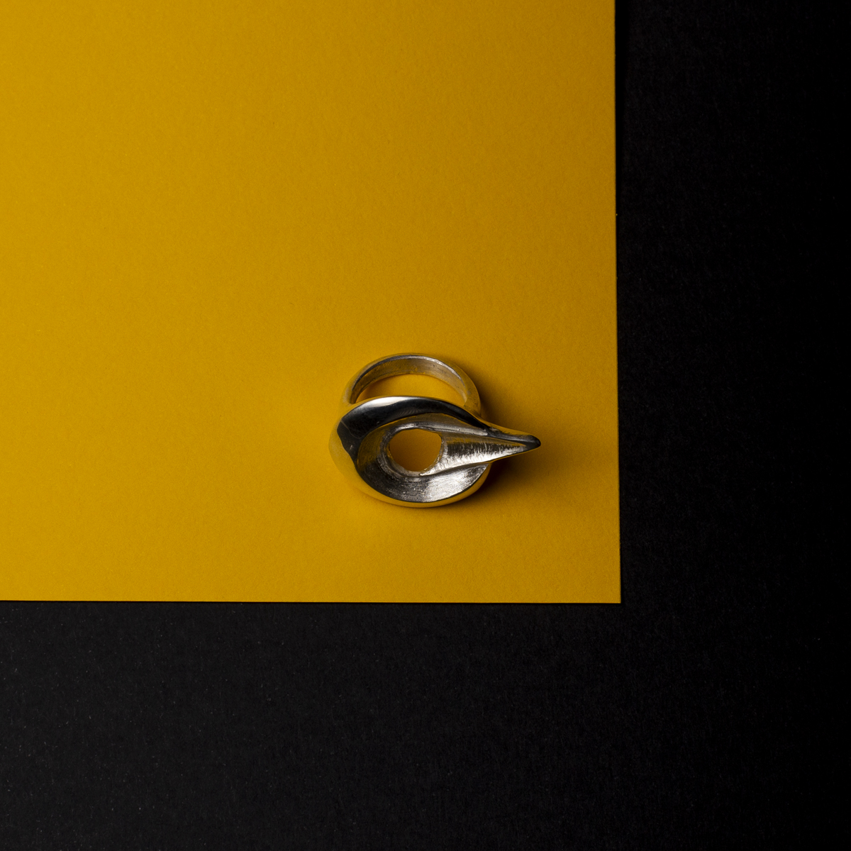 Anillo Onírica Círculo Pico, hecho en plata 925 milésimas