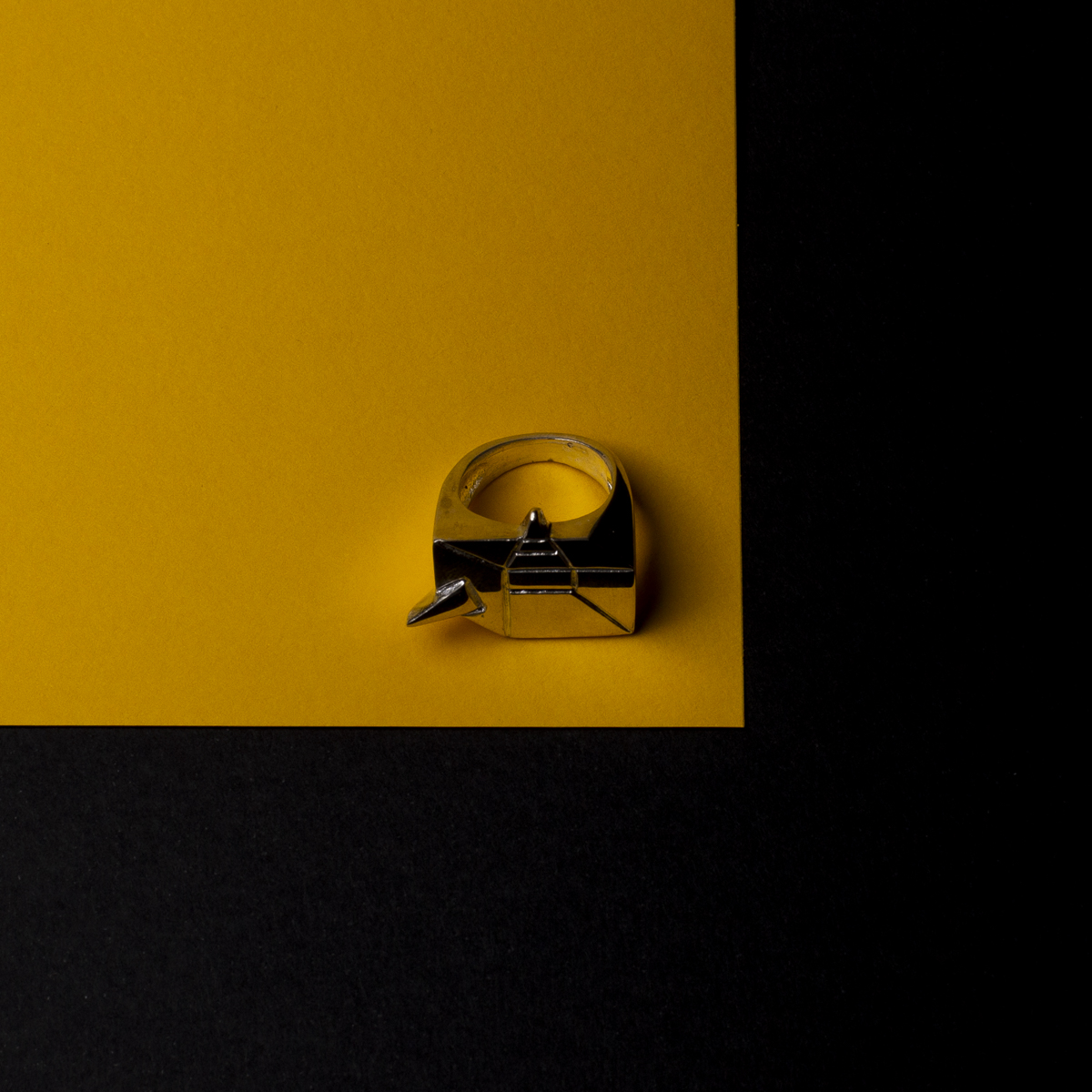 Anillo Onírica Cabeza Cuadrada, hecho en plata 925 milésimas