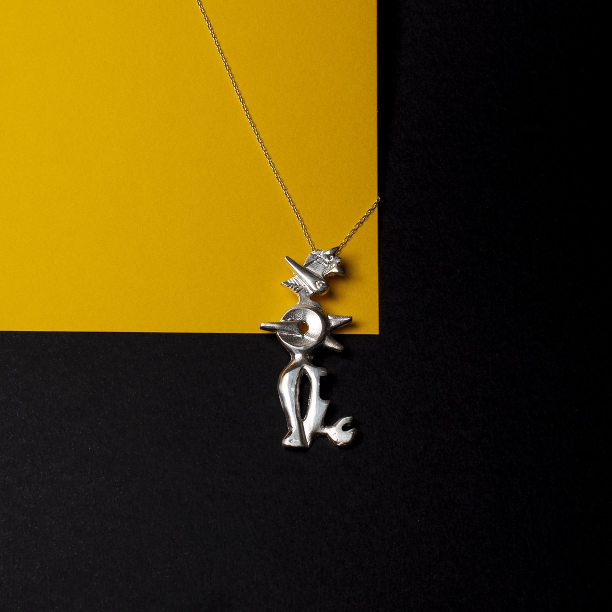 Colgante Onírica Silueta, hecho en plata de 925 milésimas