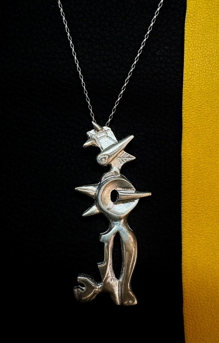 Colgante Onírica Silueta, realizado artesanalmente en plata, inspirado en la obra de Juan Falcón