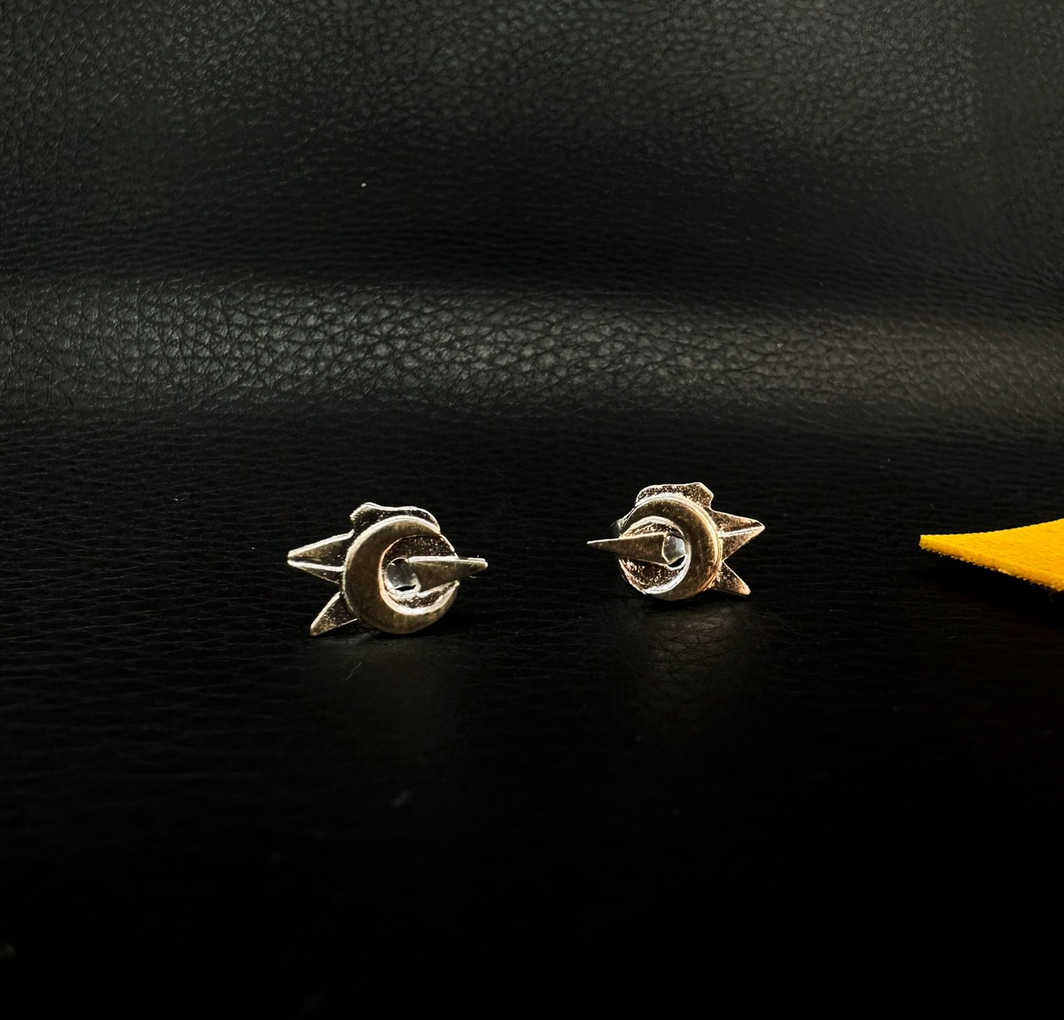 Pendientes Onírica Círculo Pico, realizada en plata, inspirada en la obra de Juan Falcón