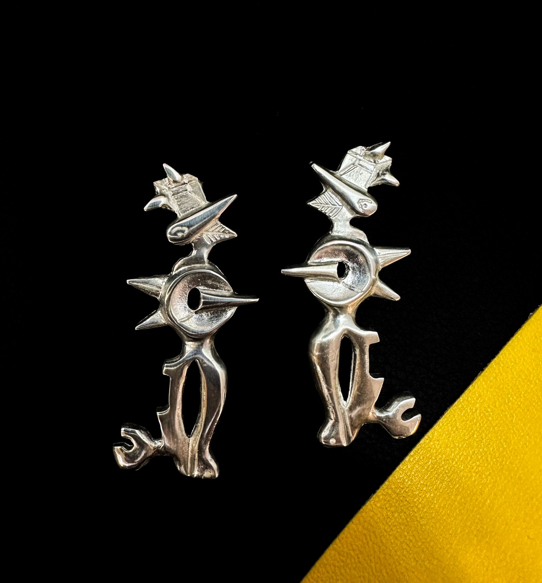 Pendientes Onírica Silueta en plata, realizados artesanalmente inspirados en una obra de Juan Falcón