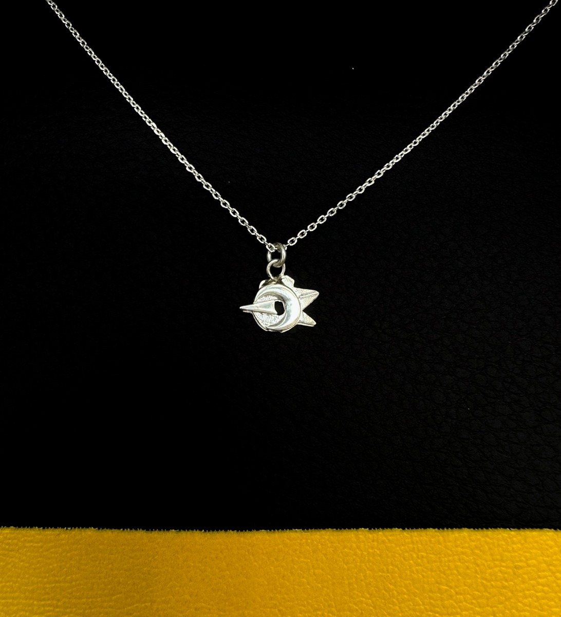 Colgante Onírica Círculo Pico Mini, realizado en plata, inspirado en la obra de Juan Falcón