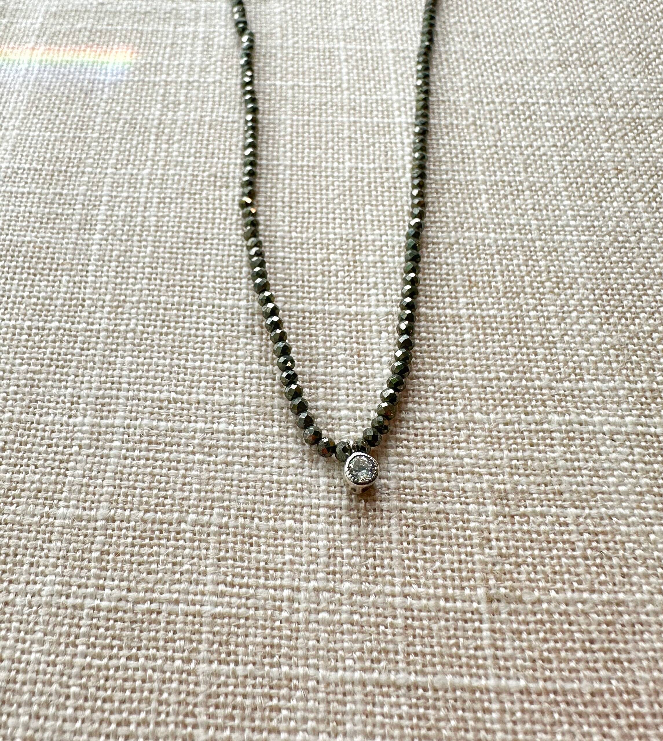 Detalle Collar Mini Hematíes con circonita central como colgante central