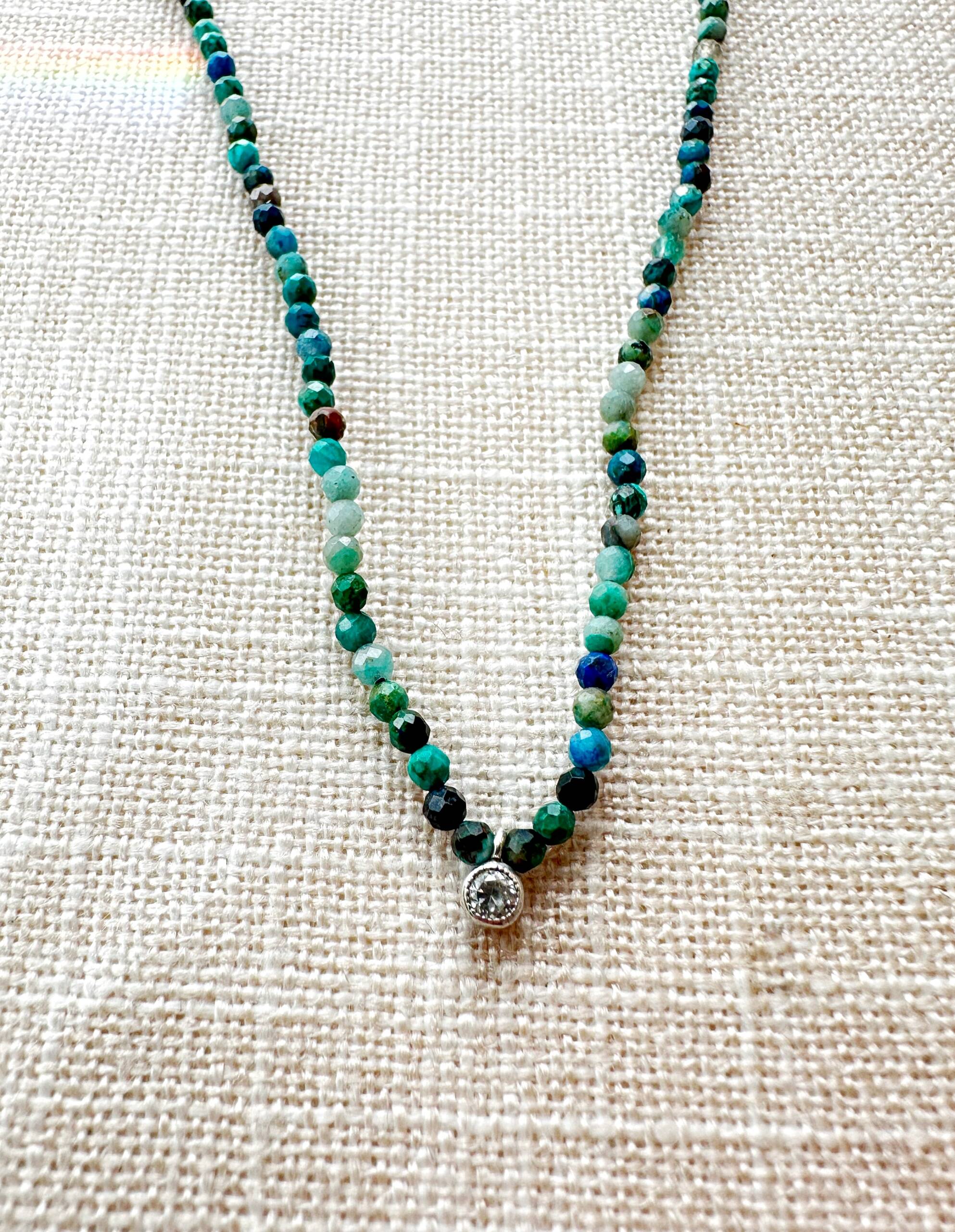 Detalle Collar Mini Turquesas con circonita central como colgante