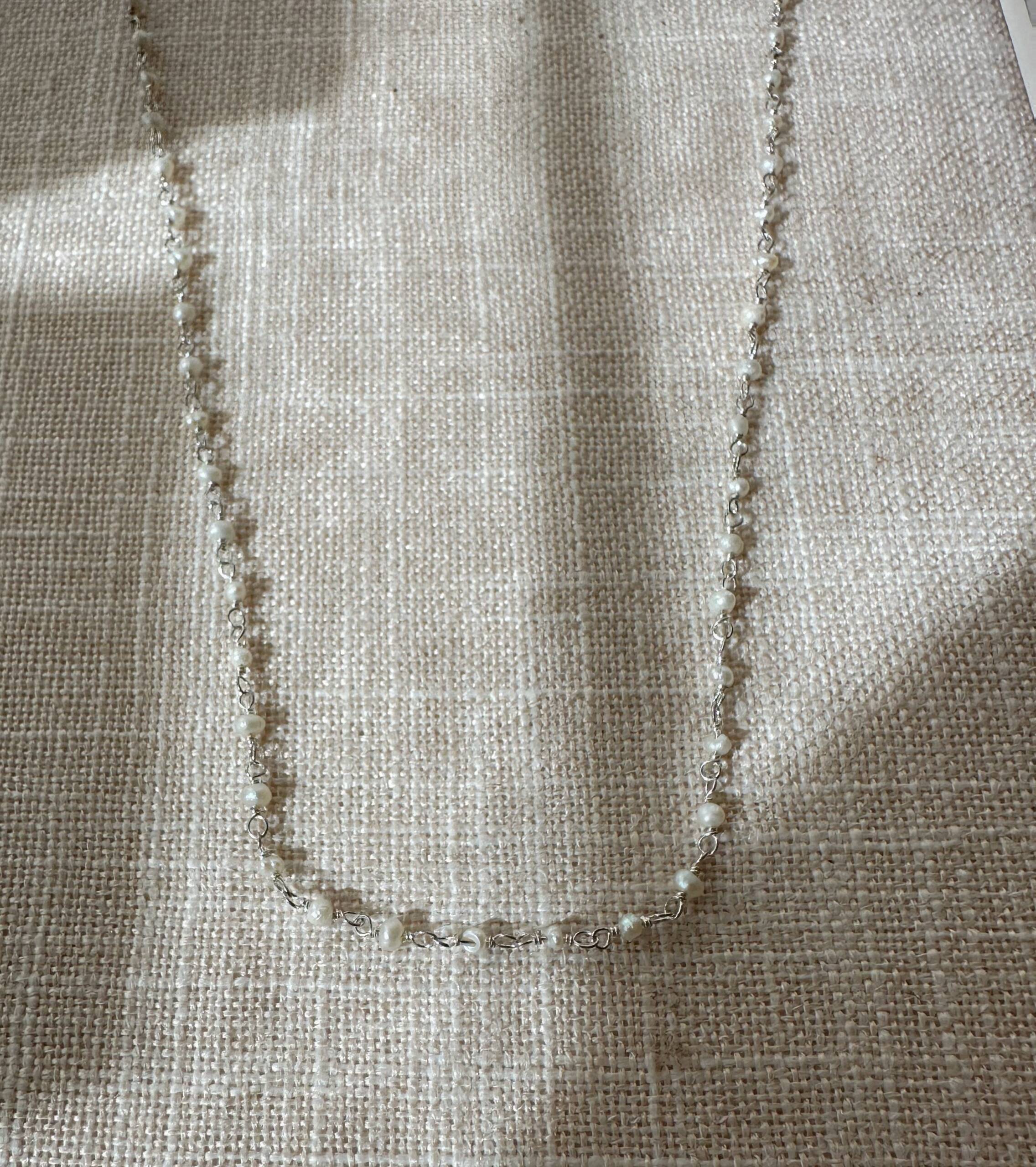 Detalle Cadena de Mini perlas con cosido de rosario